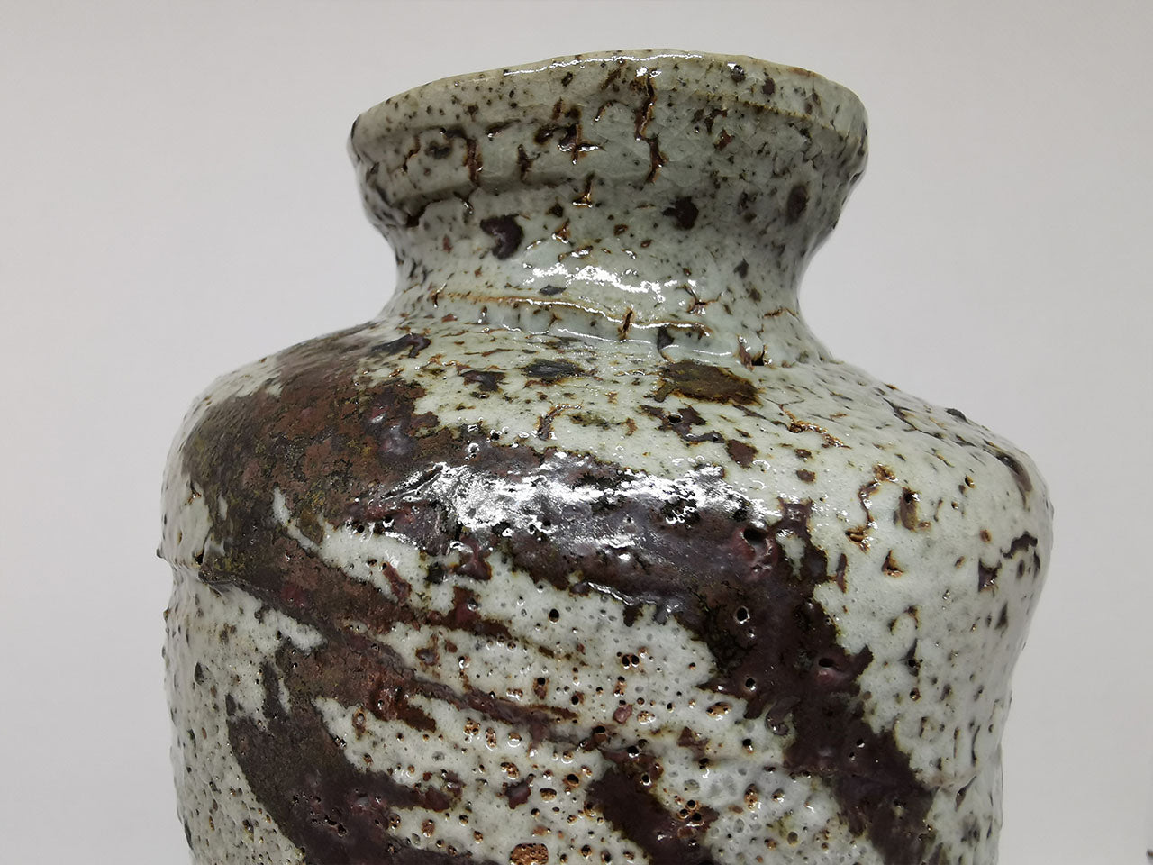 Flower vessel, Underglaze iron painting vase - Raizan Yasunaga, Karatsu ware, Ceramics