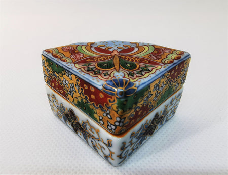 Box, Porcelain container, Butterfly design - Naomi Mori Imari ware, Arita ware, Ceramics