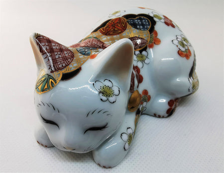 Ornament, Sleeping cat, Round pattern with cherry blossom - Naomi Mori Imari ware, Arita ware, Ceramics