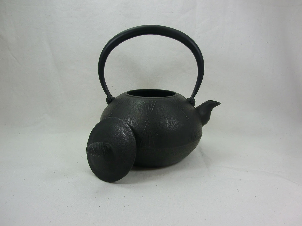 Tea supplies, Iron kettle, Round shape, Pine, 1.2L - Kazushi Konno, Nambu ironware, Metalwork