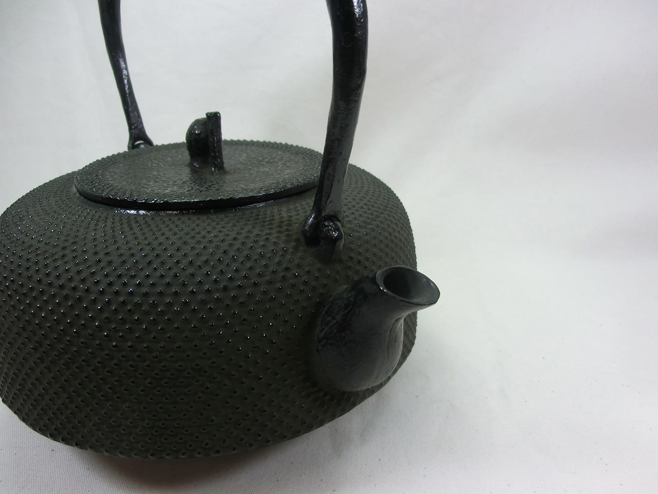 茶具 铁壶 铁壶 新万代霰纹 黑 1.3L 及川喜德 南部铁器 金属工艺品