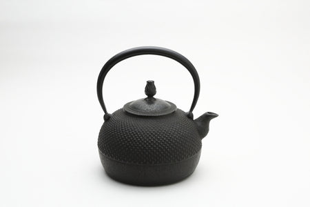 Tea supplies, Iron kettle, Flat-Round shape, Arare, Medium, 1.4L - Kazushi Kanno, Nambu ironware, Metalwork