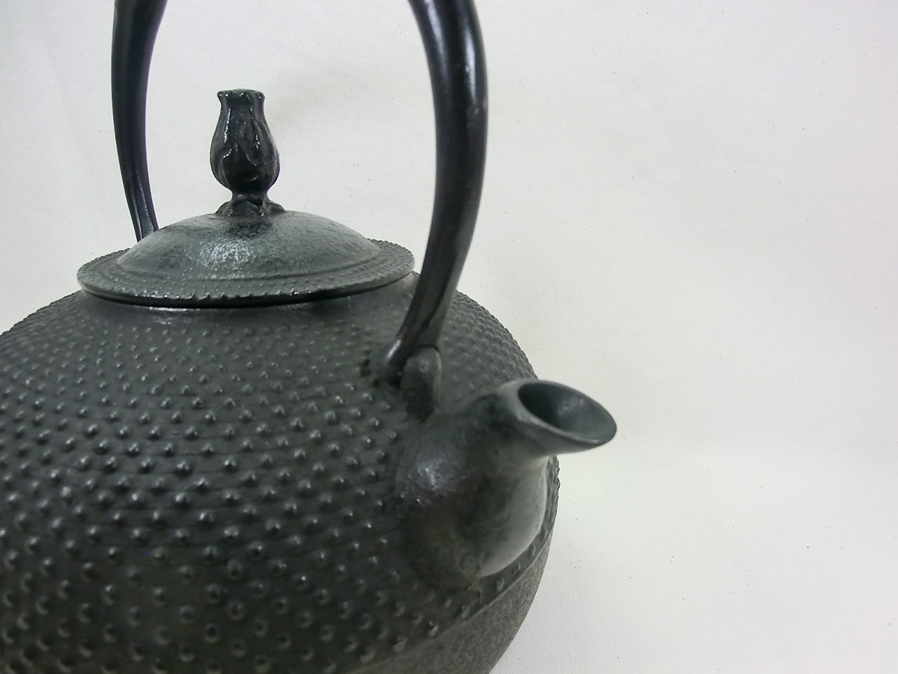 Tea supplies, Iron kettle, Flat-Round shape, Arare, Medium, 1.4L - Kazushi Konno, Nambu ironware, Metalwork