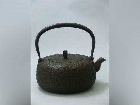 Tea supplies, Iron kettle, Flat-Round shape, Small cherry blossom, 1.0L - Kenichiro Iwato, Nambu ironware, Metalwork