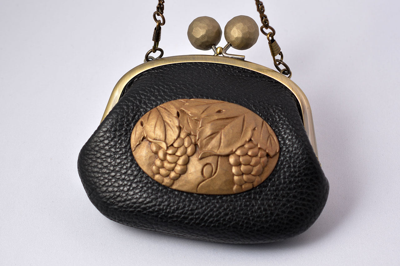 Fashion accessories, Clasp pochette with chain, Grape carving, 4-sun size - Toshiki Ozono, Kamakura carved lacquerware